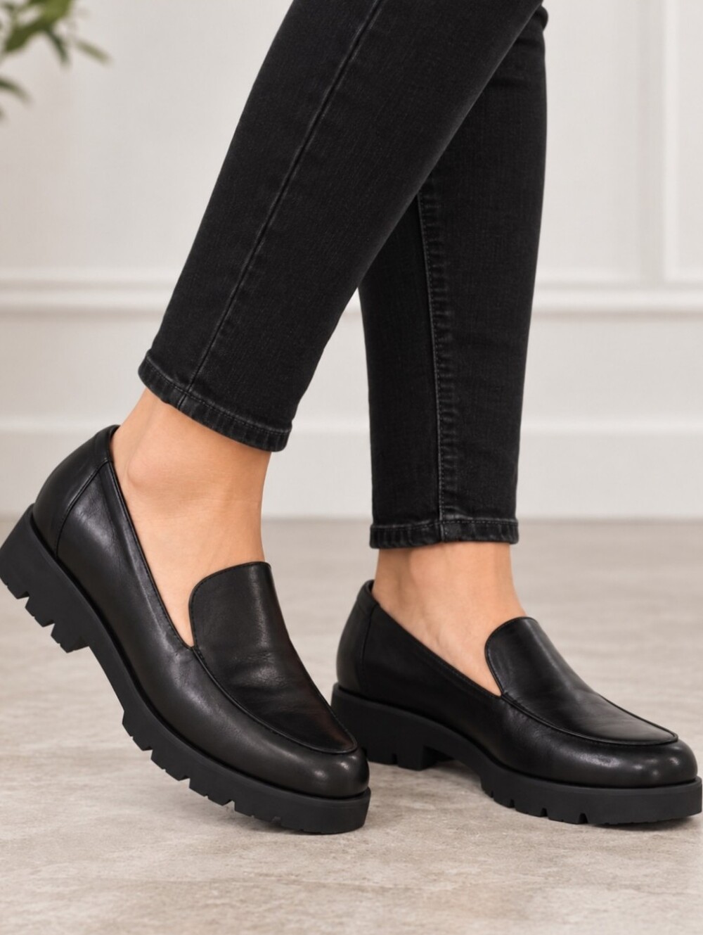 Vionic Kensley Y2K Preppy Minimalist Black Leather Lug Sole Comfort Loafer 8.5M - Picture 1 of 15